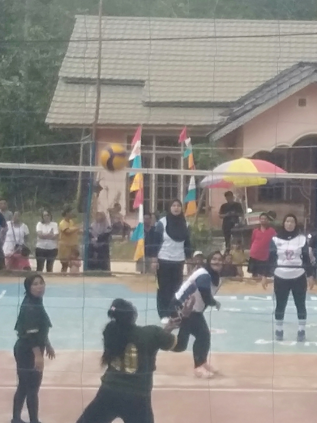 Tim voli putri bugenvil berhasil meraih kemenangan atas  Batam family (3:0)pada laga Tournament Voli Pemuda Cup II Desa guhung.